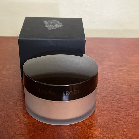 Laura Mercier Translucent Loose Setting Powder medium deep - Picture 4 of 5